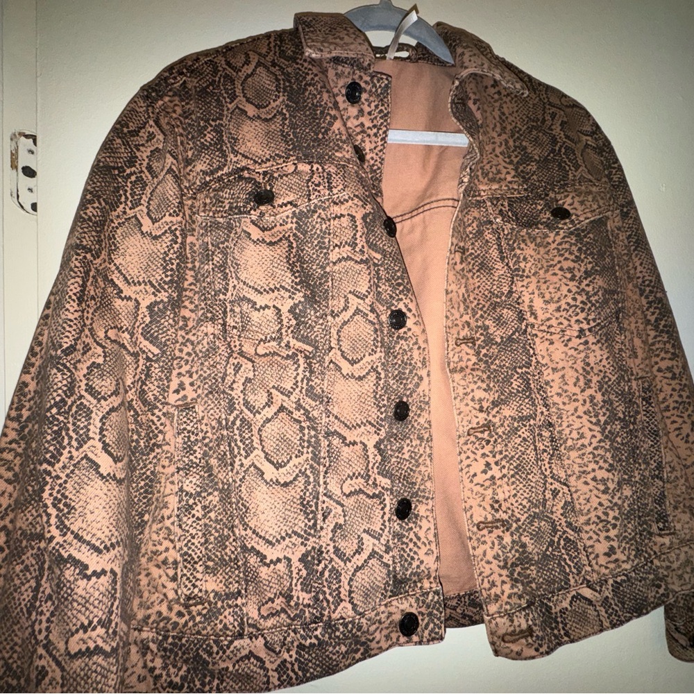 Free People Oversized snake skin print Jean Jacket EUC - Picture 5 of 9